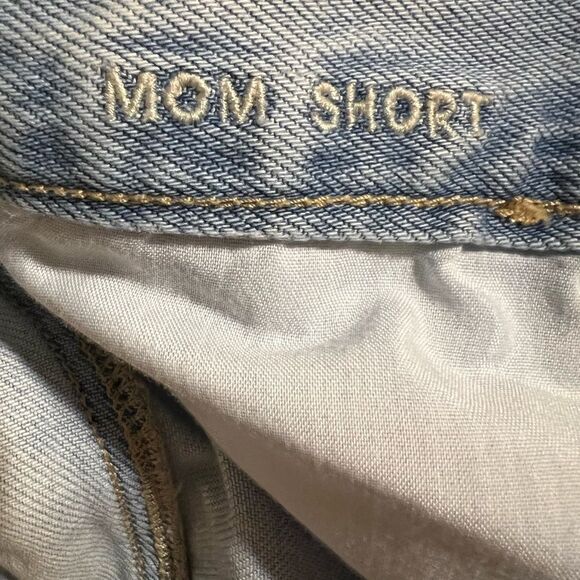 😊 3/$30 
AE Mom Short Sz 4 light denim distressed, high waisted EUC - Picture 7 of 16